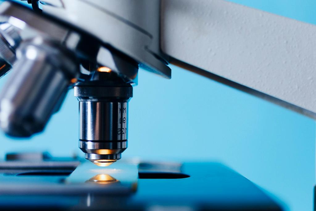Naukowcy pracujący w laboratorium BenevolentAI