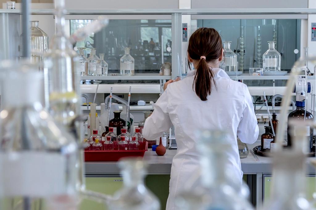 Naukowiec badający prehistoryczne próbki kości w poszukiwaniu starożytnego DNA
